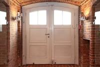 Haustür mit Innenansicht in weiß mit Denkmalschutz