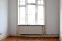 Drei Fenster über Heizung mit Denkmalschutz