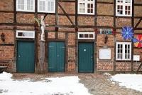 Gebäude mit Denkmalschutz und Türen in grün und Fenstern in weiß 