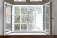 Doppeltes doppelflügeliges Sprossenfenster in weiß