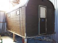 Schaustellerwagen mit Holzverkleidung und Klappladen