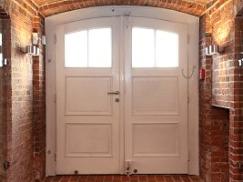 Haustür mit Innenansicht in weiß mit Denkmalschutz