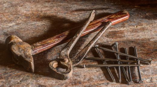 Wenn es um die Erhaltung von hölzernen Schönheiten aus vergangenen Jahrhunderten geht, dann haben Sie mit unserer Tischlerei Ihren kompetenten Ansprechpartner in Hamburg gefunden. Ob Denkmalschutz oder eine stilgerechte Altbausanierung: Mit traditioneller Handwerkskunst stellen wir den Originalzustand Ihrer Fassaden, Möbel, Fenster, Türen oder Massivholzböden wieder her. Hierbei stehen wir Ihnen mit unserer langjährigen Erfahrung und mit dem so wichtigen Know-how beratend und ausführend zur Seite.