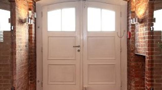 Haustür mit Innenansicht in weiß mit Denkmalschutz