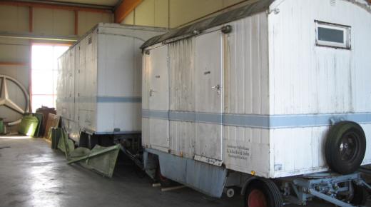 Schaustellerwagen in weiß mit blauem Balken