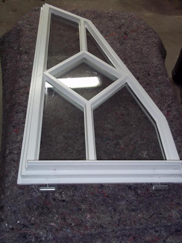 Abgeschrägtes Fenster in weiß