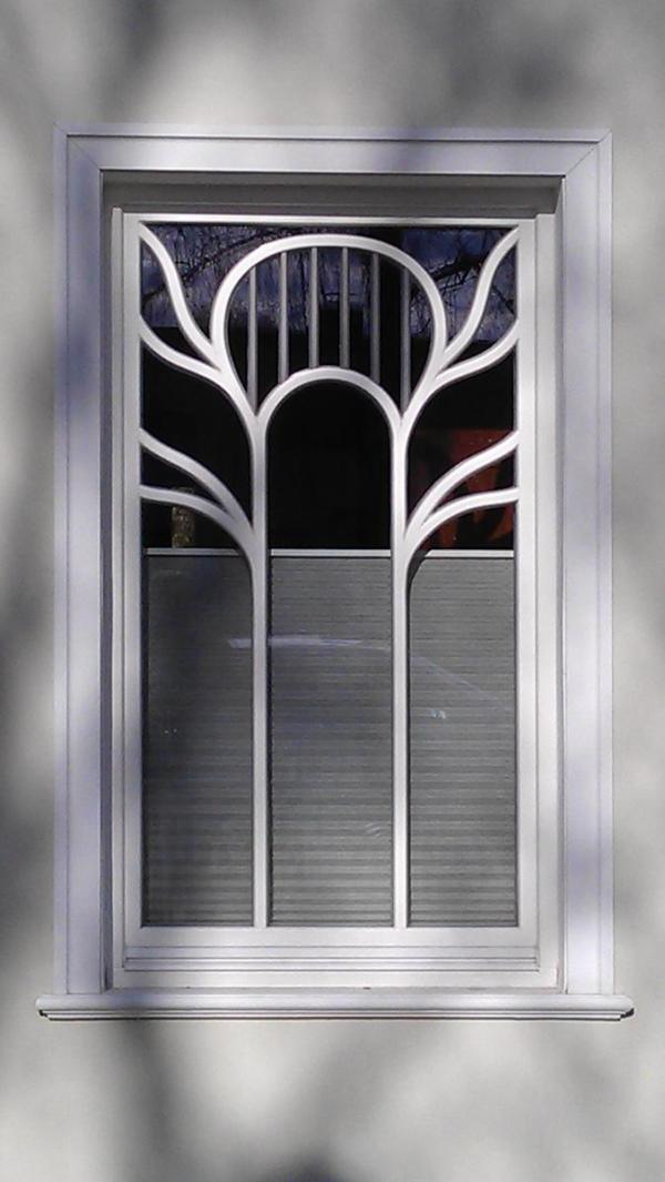 Fenster in weiß mit Verzierung 