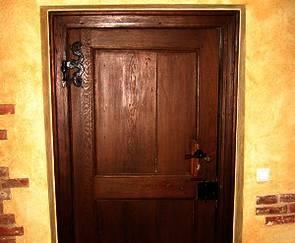 Alte Holz-Innentür mit Beschlag 