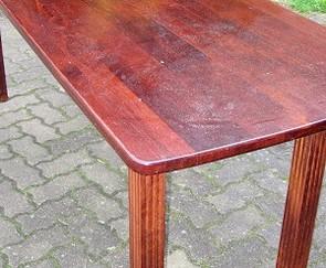 Holztisch rötlich 