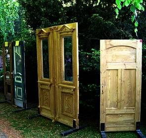 Ausstellung von Türen im Garten 