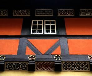 Sprossenfenster in weiß bei Haus in orange 