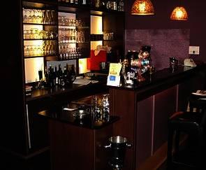 Theke mit Holz-Vitrine