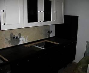 Holzküche in weiß und schwarz 