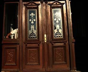 Holzhaustür mit Lichtausschnitt und Verzierung 