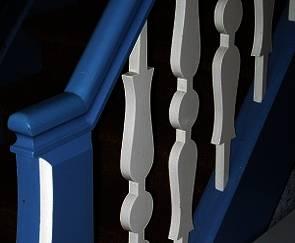 Holztreppe in blau und weiß 