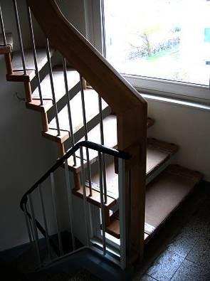 Holztreppe mit Teppich 
