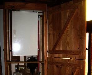 Holztür zu Sicherungskasten 