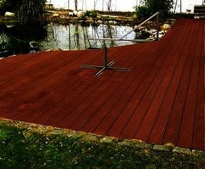 Terrasse mit Holzdeck 