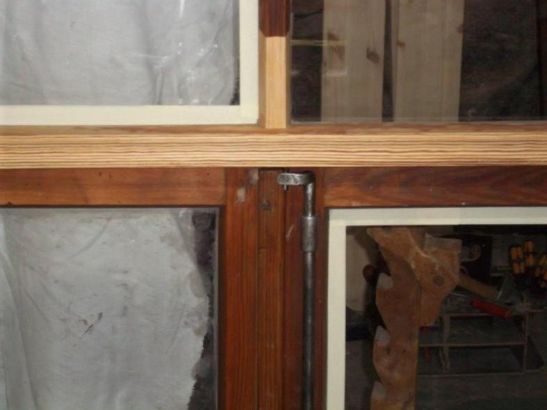 Verriegelung eines doppelflügeligen Holzfensters 