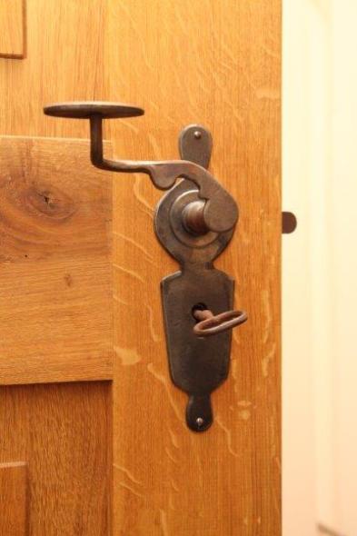 Baubeschlag mit nach oben gebogenen Griff 
