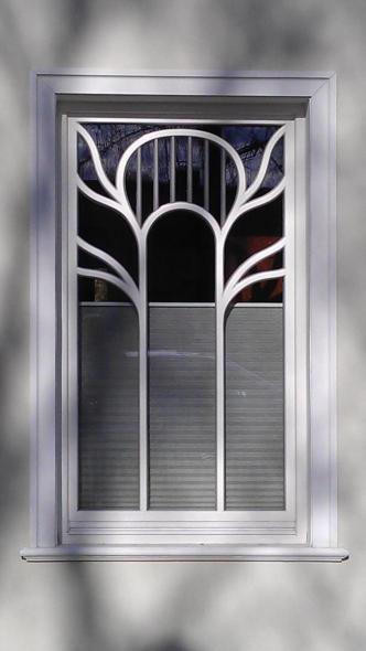 Fenster in weiß mit Verzierung 
