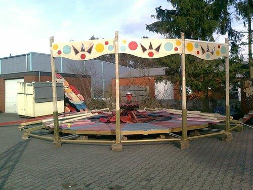 Aufbau eines Holz-Karussells 