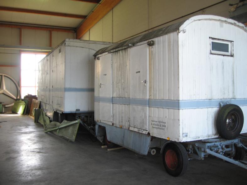Schaustellerwagen in weiß mit blauem Balken