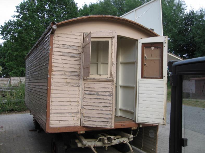 Schaustellerwagen mit mit Türen mit Klappladen 