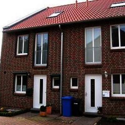 Haustüren in weiß mit Lichtausschnitt bei Neubau 